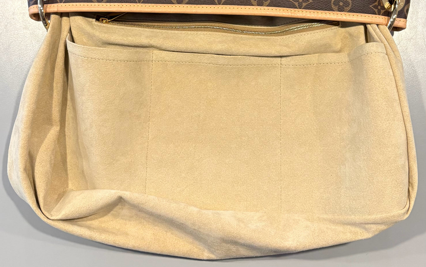 NEW RARE Entrupy Certified Louis Vuitton Artsy MM Monogram Handbag