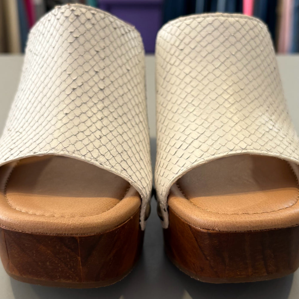 
                      
                        NEW Chelsea & Violet White Snake Leather Mule Heels 7.5M
                      
                    