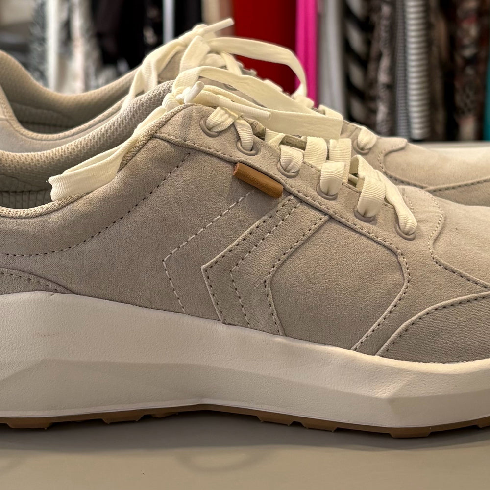 
                      
                        Dr. Scholl's Grey & White Sneakers Size: 9.5M
                      
                    