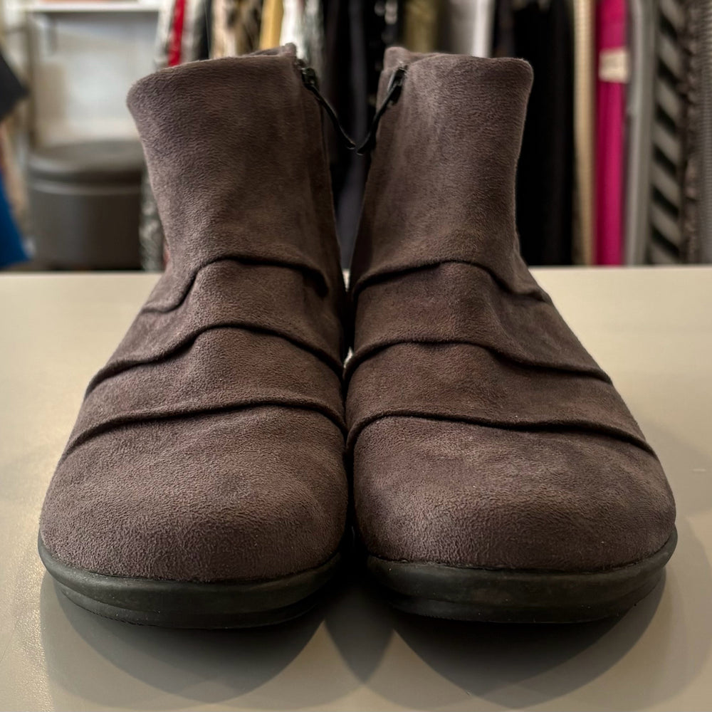 Bussola Cloud Suede Boots in Microtec Charcoal Size: 39