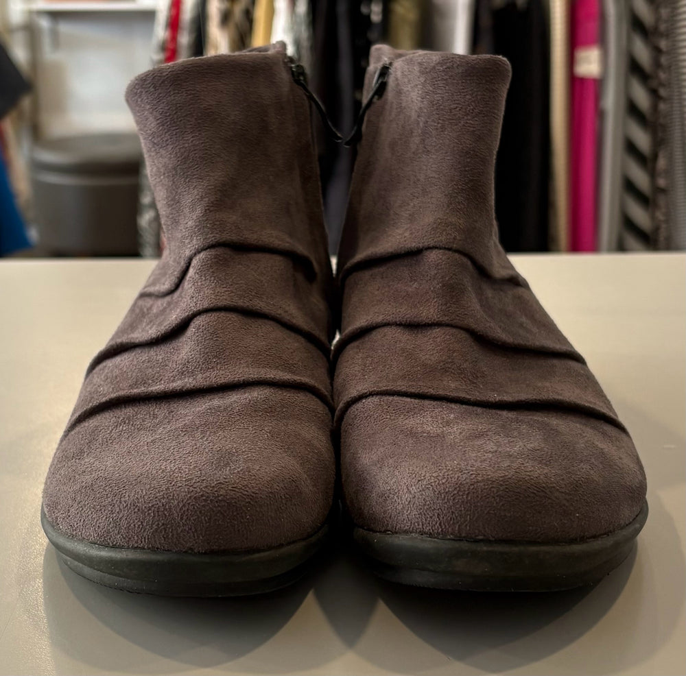 Bussola Cloud Suede Boots in Microtec Charcoal Size: 39