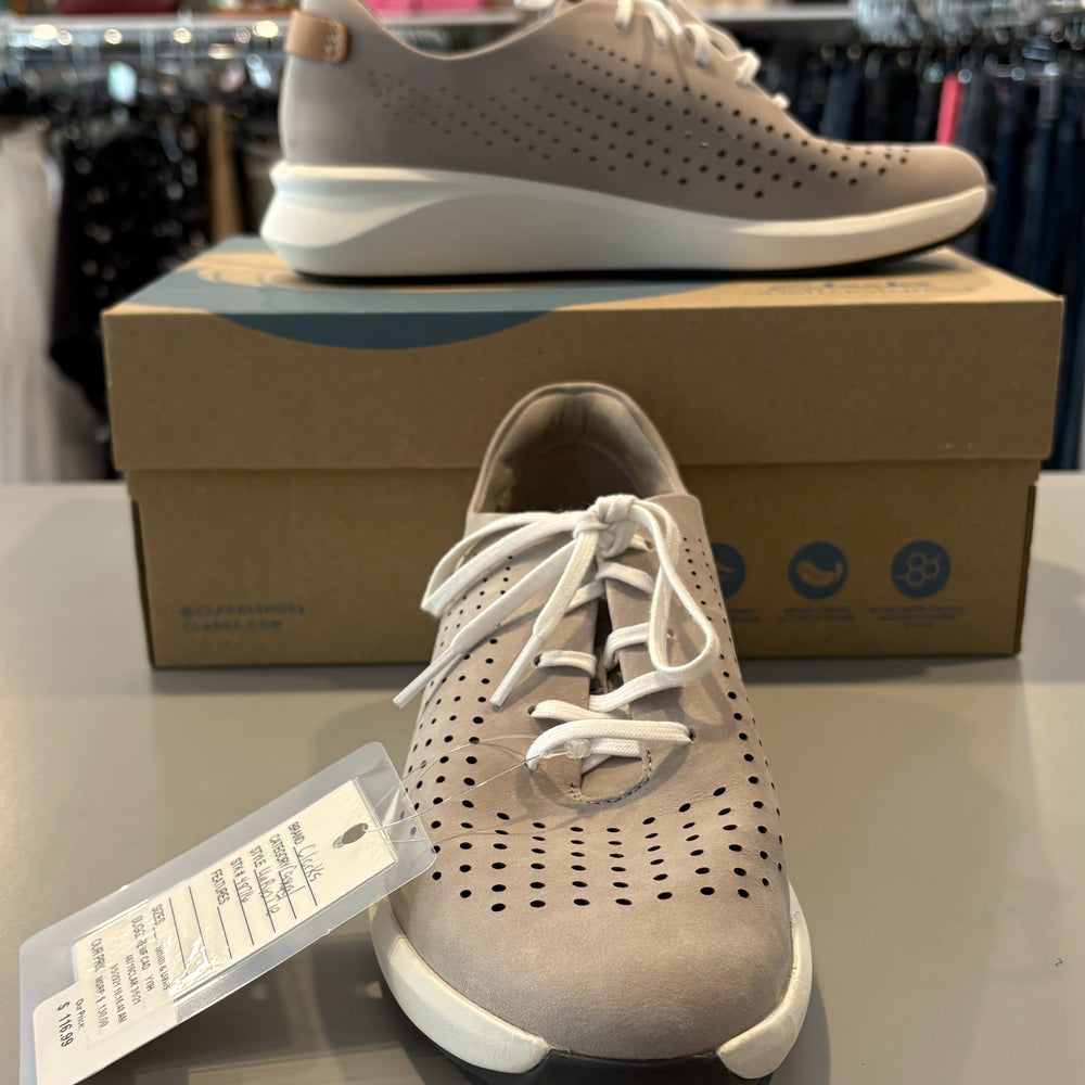 NWT Clarks Un Rio in Stone Nubuck Sneakers Size: 7.5