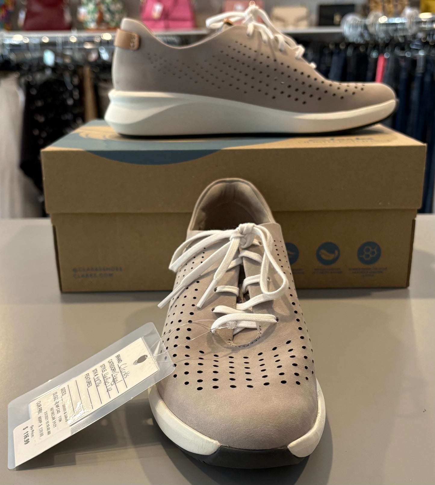 NWT Clarks Un Rio in Stone Nubuck Sneakers Size: 7.5
