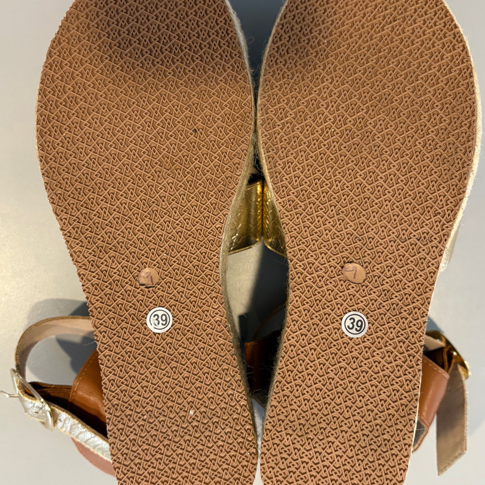 
                      
                        D By David Isaac Noe Gold Platform Espadrille Wedge Sandals Size:39
                      
                    