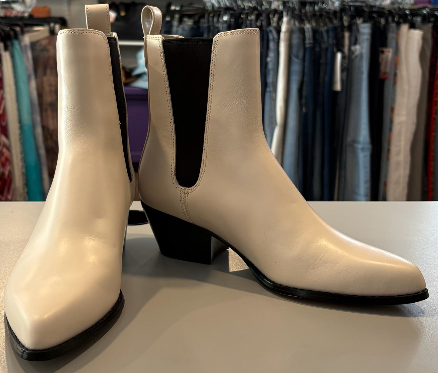 NWOB Michael Kors Kinlee Leather Chelsea Pull-On Boots in Ivory Sz: 6.5M