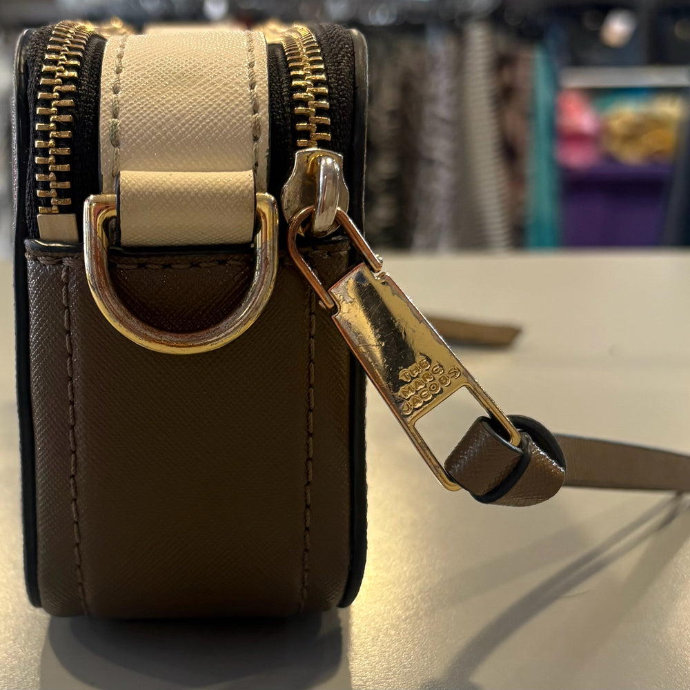 
                      
                        Marc JACOBS The Snapshot Bag in Camel Multicolor
                      
                    