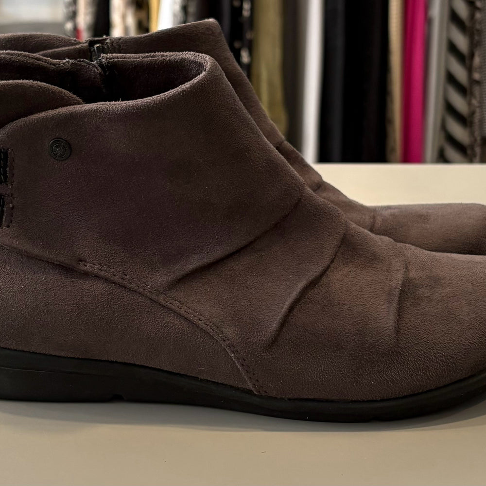
                      
                        Bussola Cloud Suede Boots in Microtec Charcoal Size: 39
                      
                    