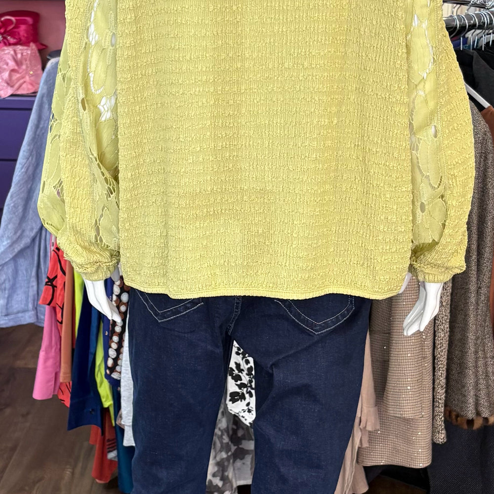 
                      
                        NWT Davi & Dani Apple Green Crochet Blouse Size:M
                      
                    