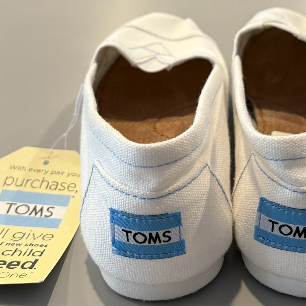 
                      
                        8.5W Toms Slip-On Shoes
                      
                    