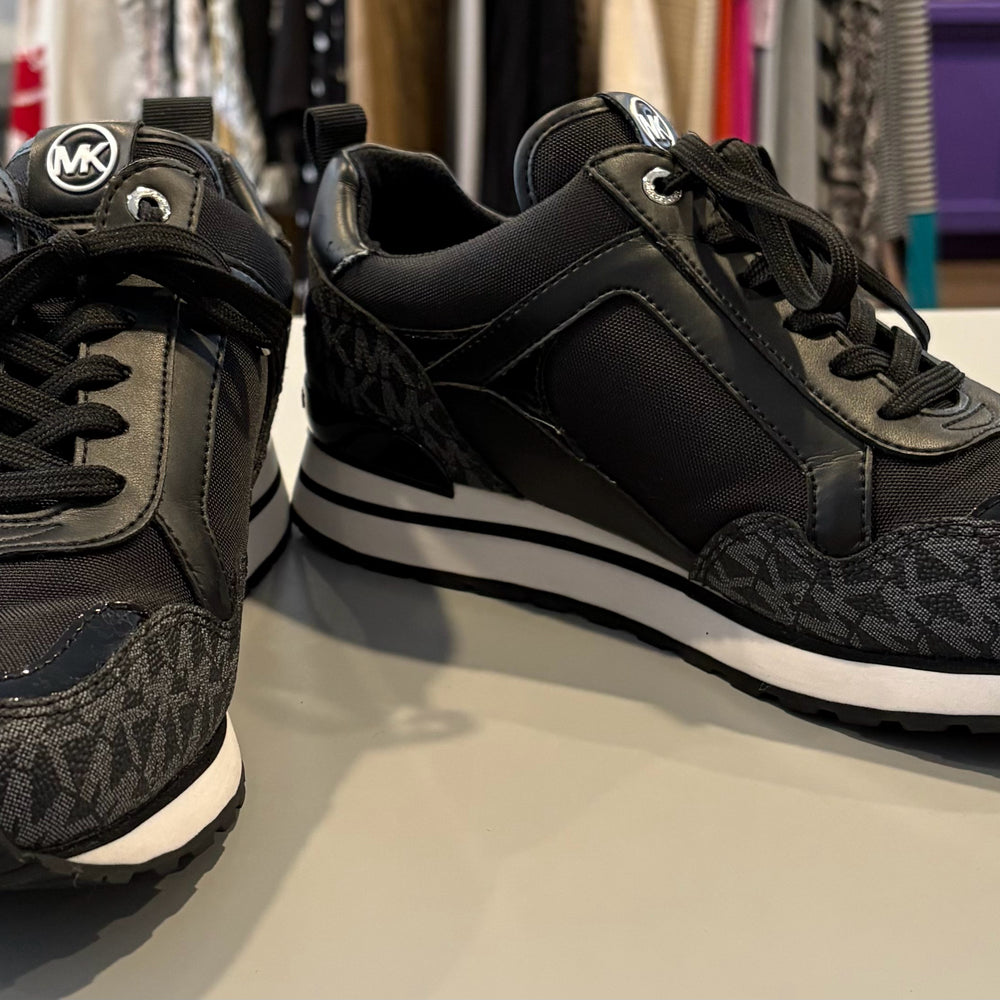 
                      
                        Michael Kors Wilma Logo Black & White Trainer Sneakers Size:9M
                      
                    