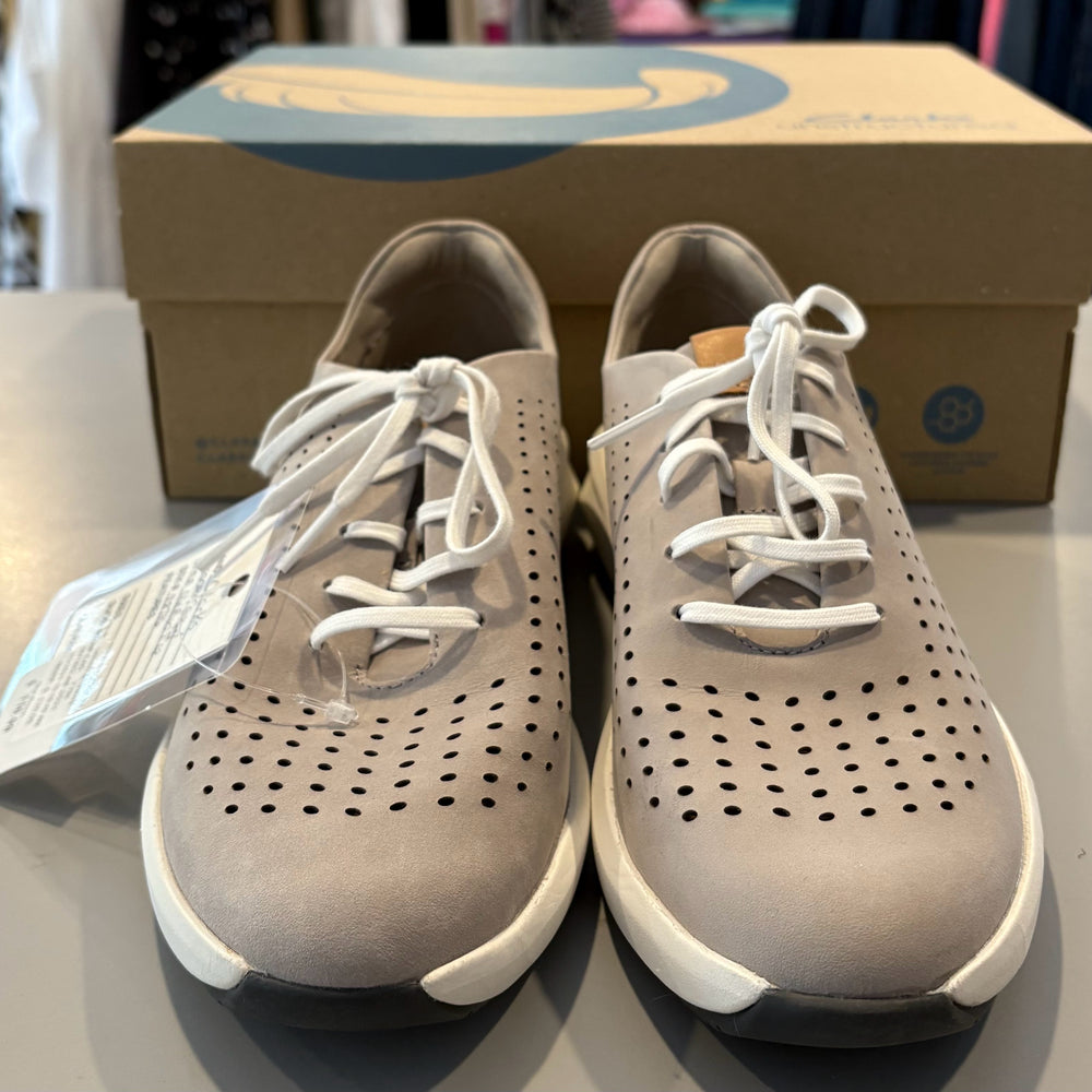 NWT Clarks Un Rio in Stone Nubuck Sneakers Size: 7.5