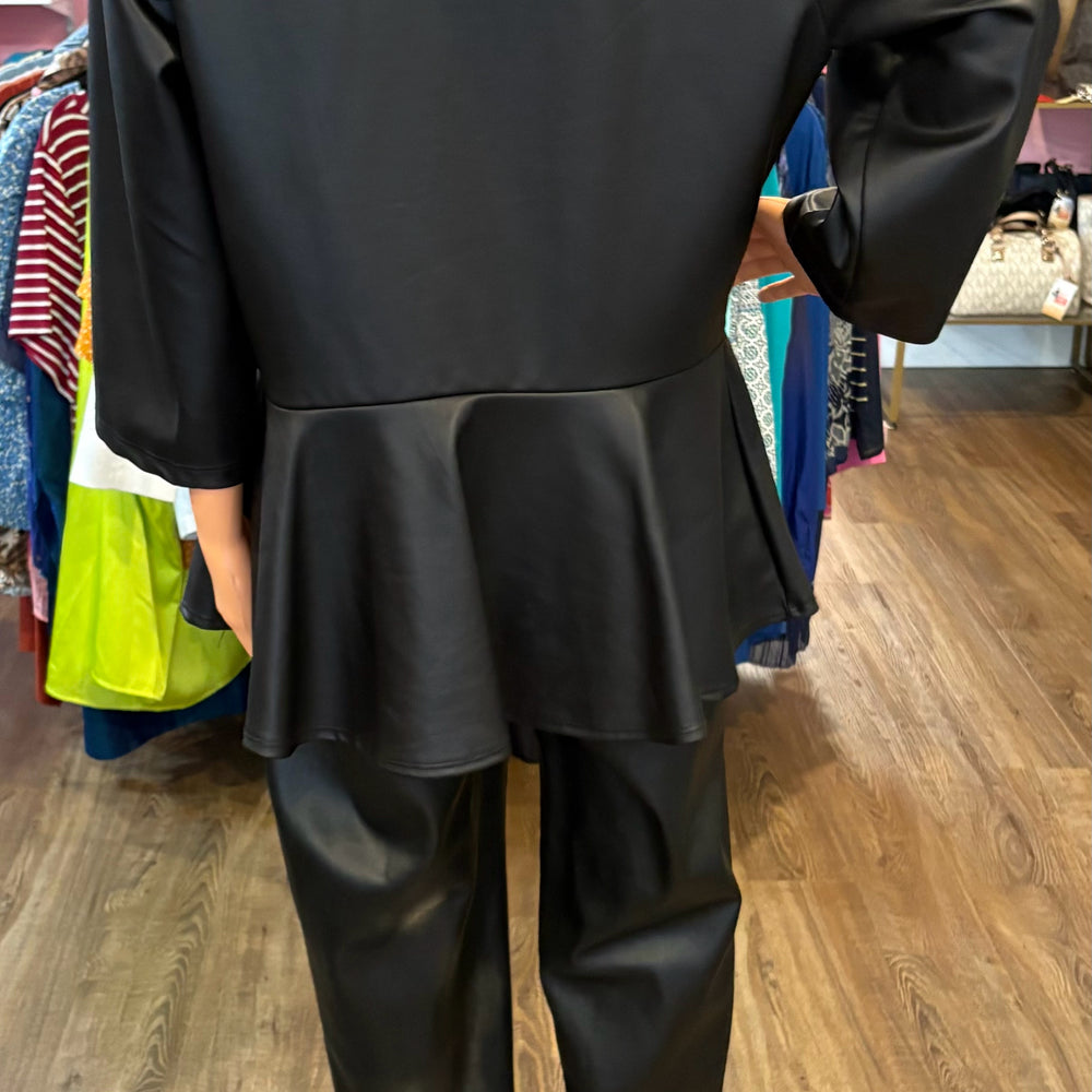 
                      
                        ASHLEY STEWART Faux Leather Black Long Sleeved Top Size:18/20
                      
                    