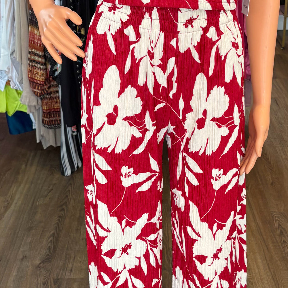 
                      
                        NWT Love Poem Iris Red Floral Pants Set Size:M
                      
                    