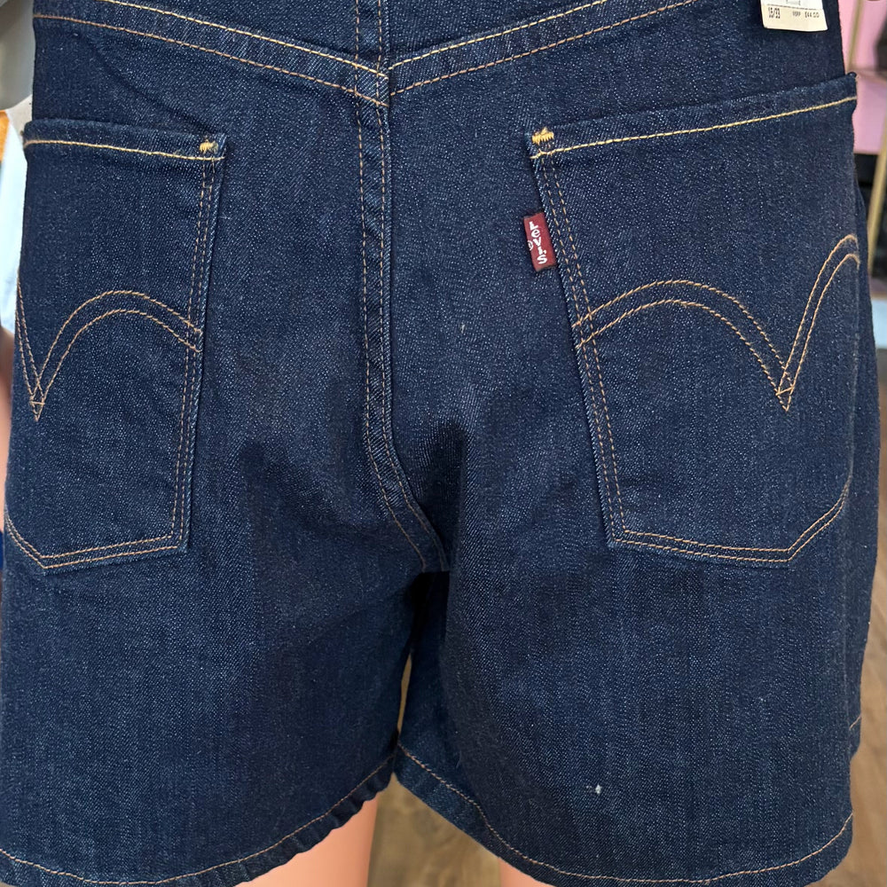 
                      
                        NWT Levi's Classic Shorts Size: 16/33
                      
                    