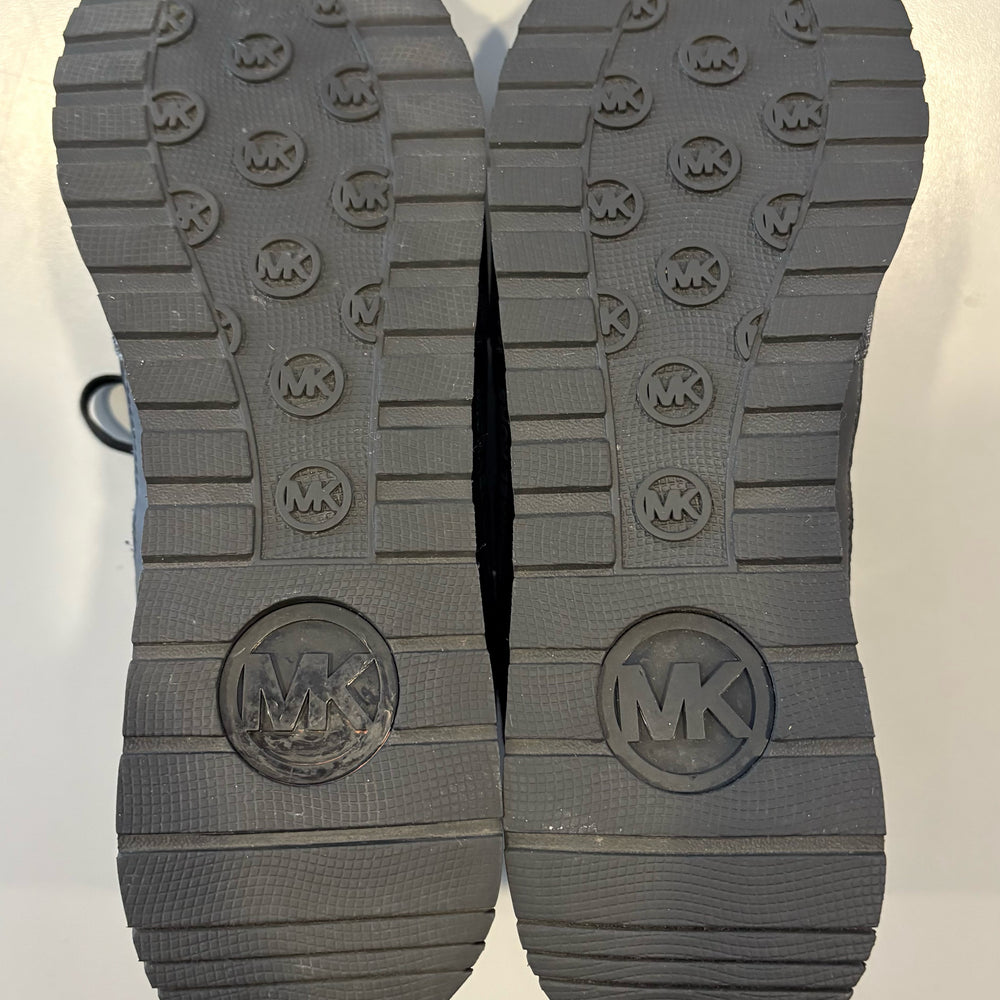 
                      
                        Michael Kors Wilma Logo Black & White Trainer Sneakers Size:9M
                      
                    