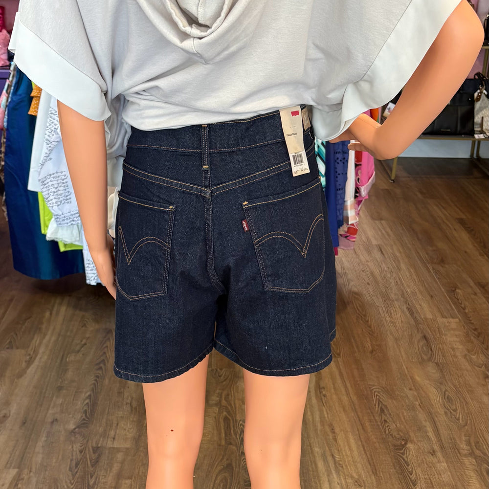 
                      
                        NWT Levi's Classic Shorts Size: 16/33
                      
                    