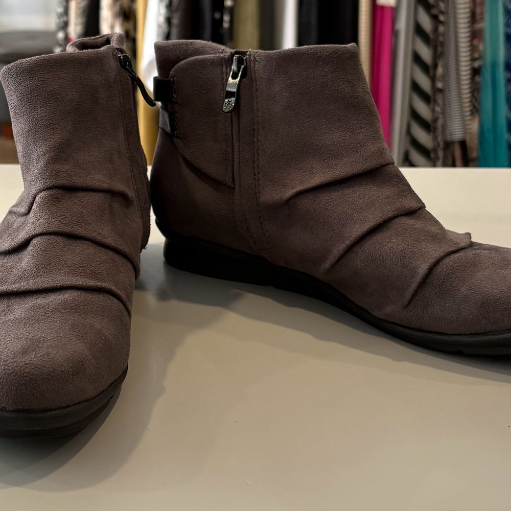 
                      
                        Bussola Cloud Suede Boots in Microtec Charcoal Size: 39
                      
                    