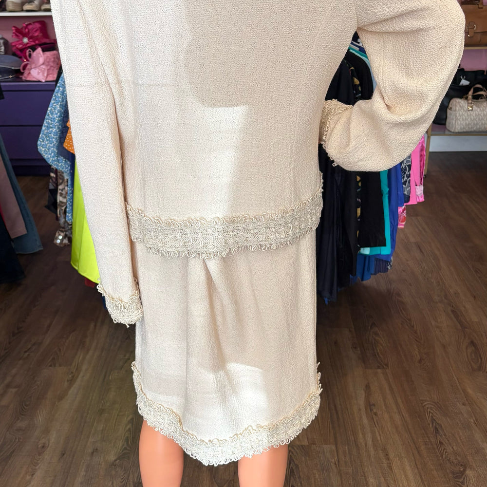 
                      
                        St. John Couture Cream 2 Piece Suit with Glitter Detailing Size:12/14
                      
                    