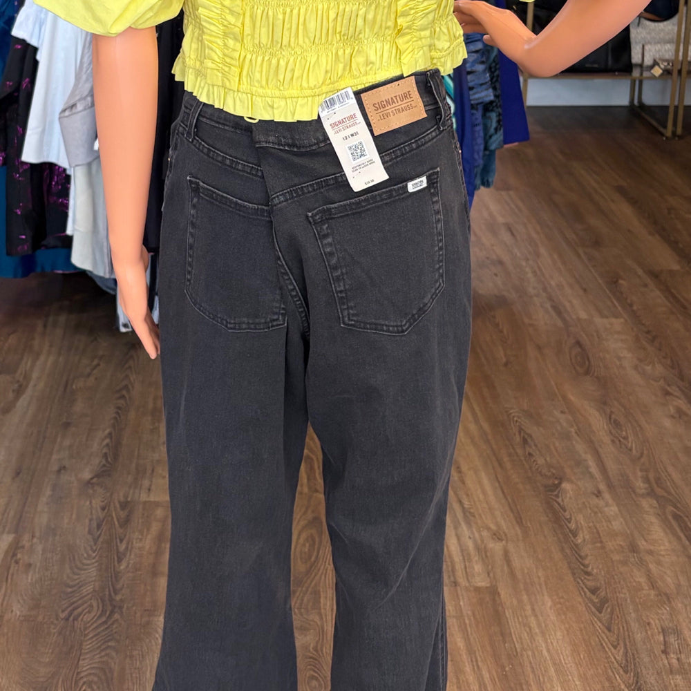 
                      
                        NWT  Levi Strauss & Co. High-Rise Flare Black Jeans Size 12/W31
                      
                    