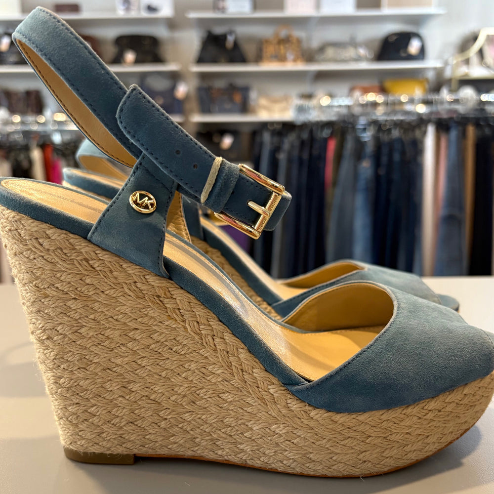 
                      
                        Michael Kors Carlyn Heels Sz: 8.5M
                      
                    