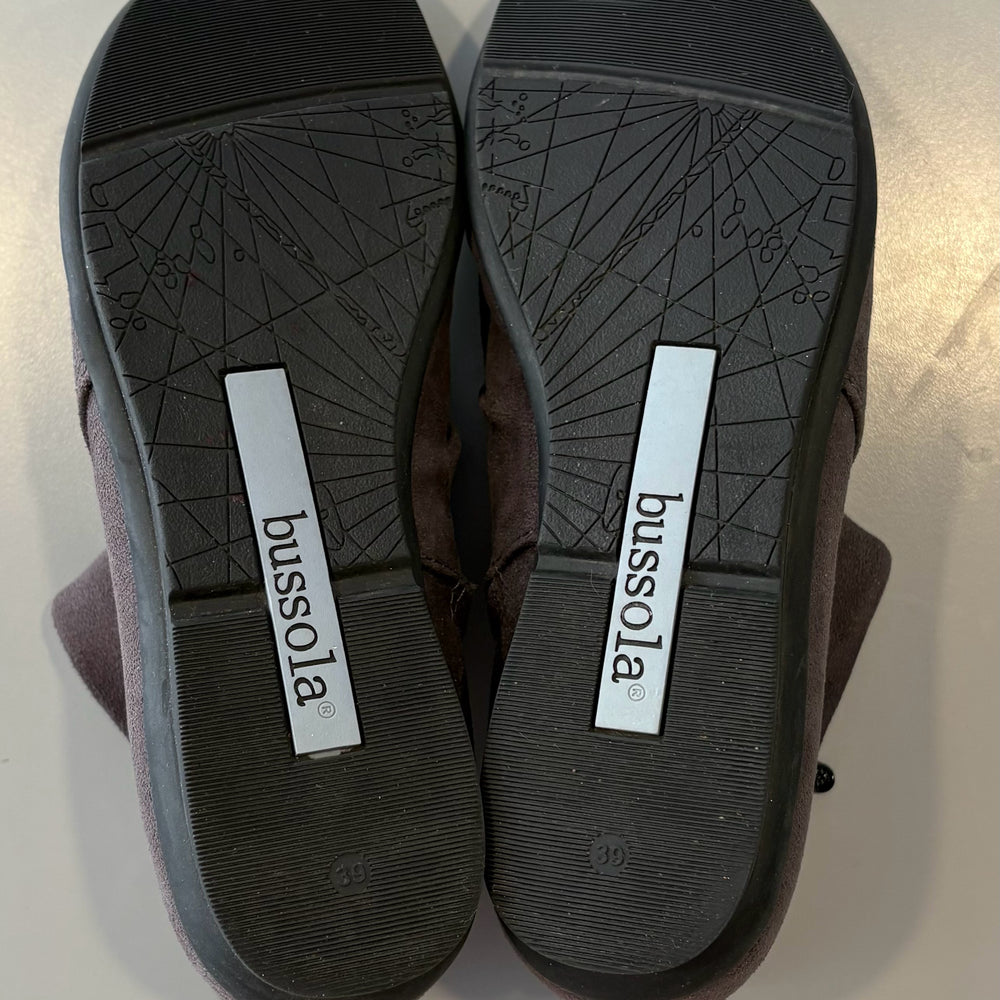 
                      
                        Bussola Cloud Suede Boots in Microtec Charcoal Size: 39
                      
                    
