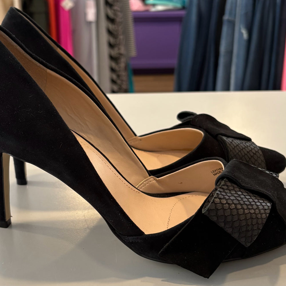 
                      
                        Tahari Betsey Black Suede Heels with Bow Detailing Size:9.5M
                      
                    