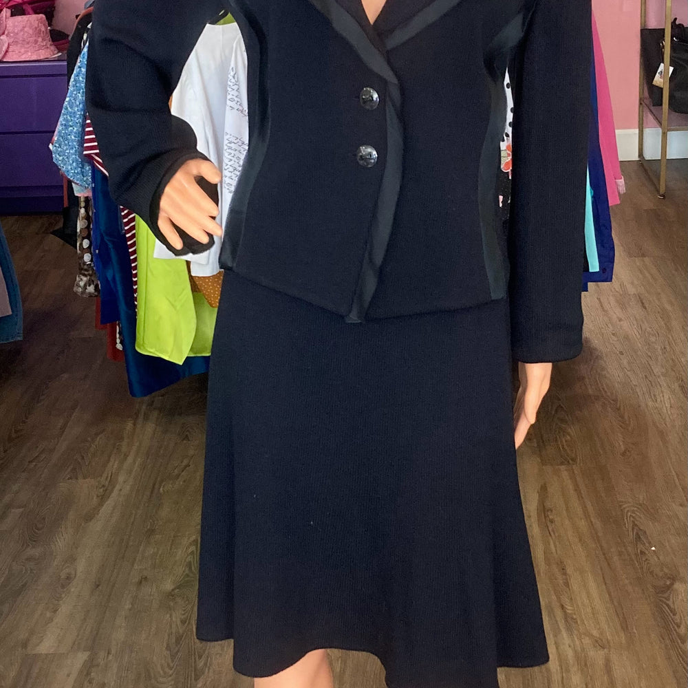 
                      
                        St. John Black 2 Piece Suit Size:8/10
                      
                    