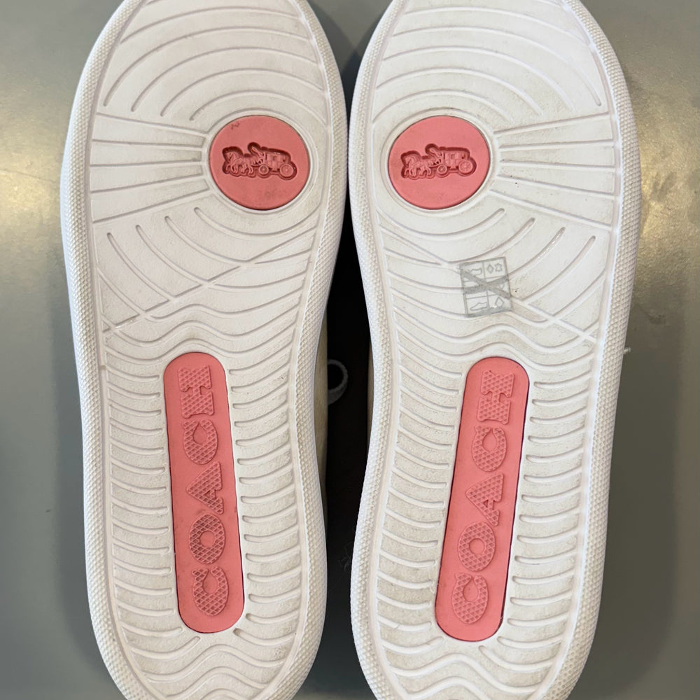 
                      
                        RARE Coach Clip Signature PVC Low Top Sneakers in Optic White Sz:9B
                      
                    