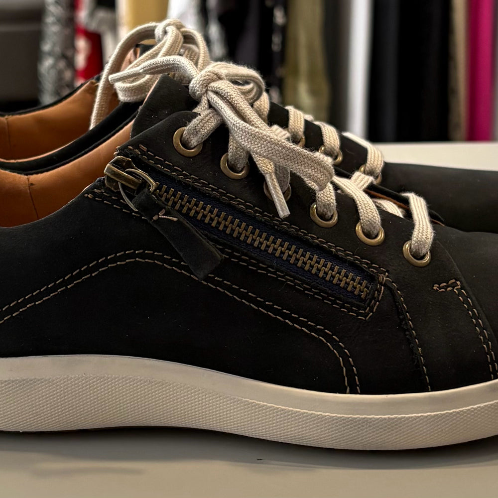 
                      
                        Clarks Nalle Lace Navy Nubuck Sneakers Size: 7.5M
                      
                    