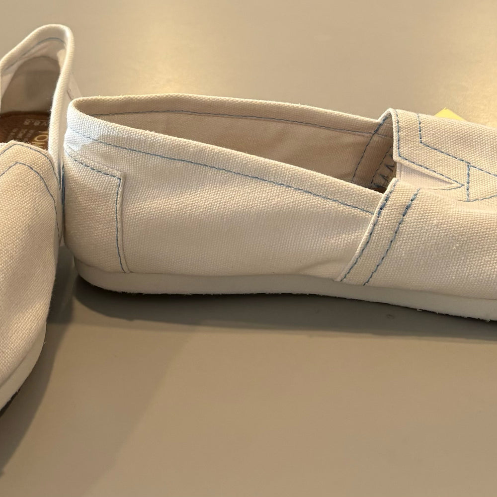 
                      
                        8.5W Toms Slip-On Shoes
                      
                    
