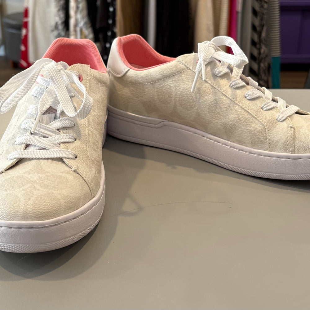
                      
                        RARE Coach Clip Signature PVC Low Top Sneakers in Optic White Sz:9B
                      
                    