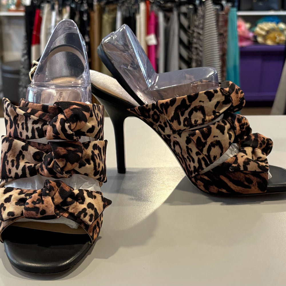 
                      
                        NWB Antonio Melani Vilda Golden Malt & Black Heels Size:8M
                      
                    