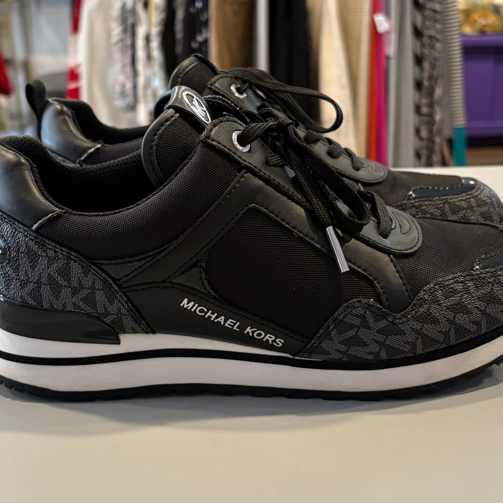 
                      
                        Michael Kors Wilma Logo Black & White Trainer Sneakers Size:9M
                      
                    