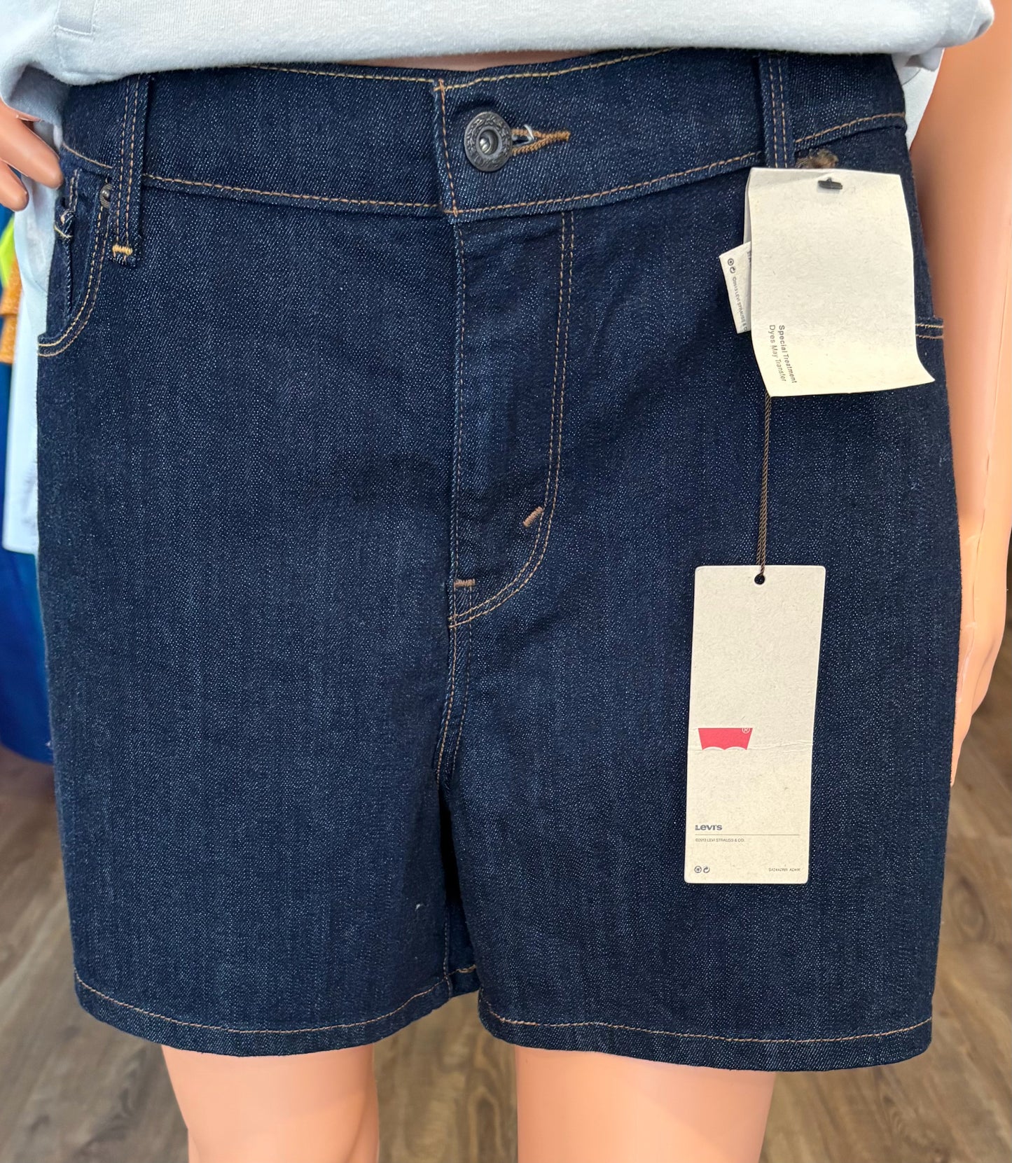 NWT Levi's Classic Shorts Size: 16/33