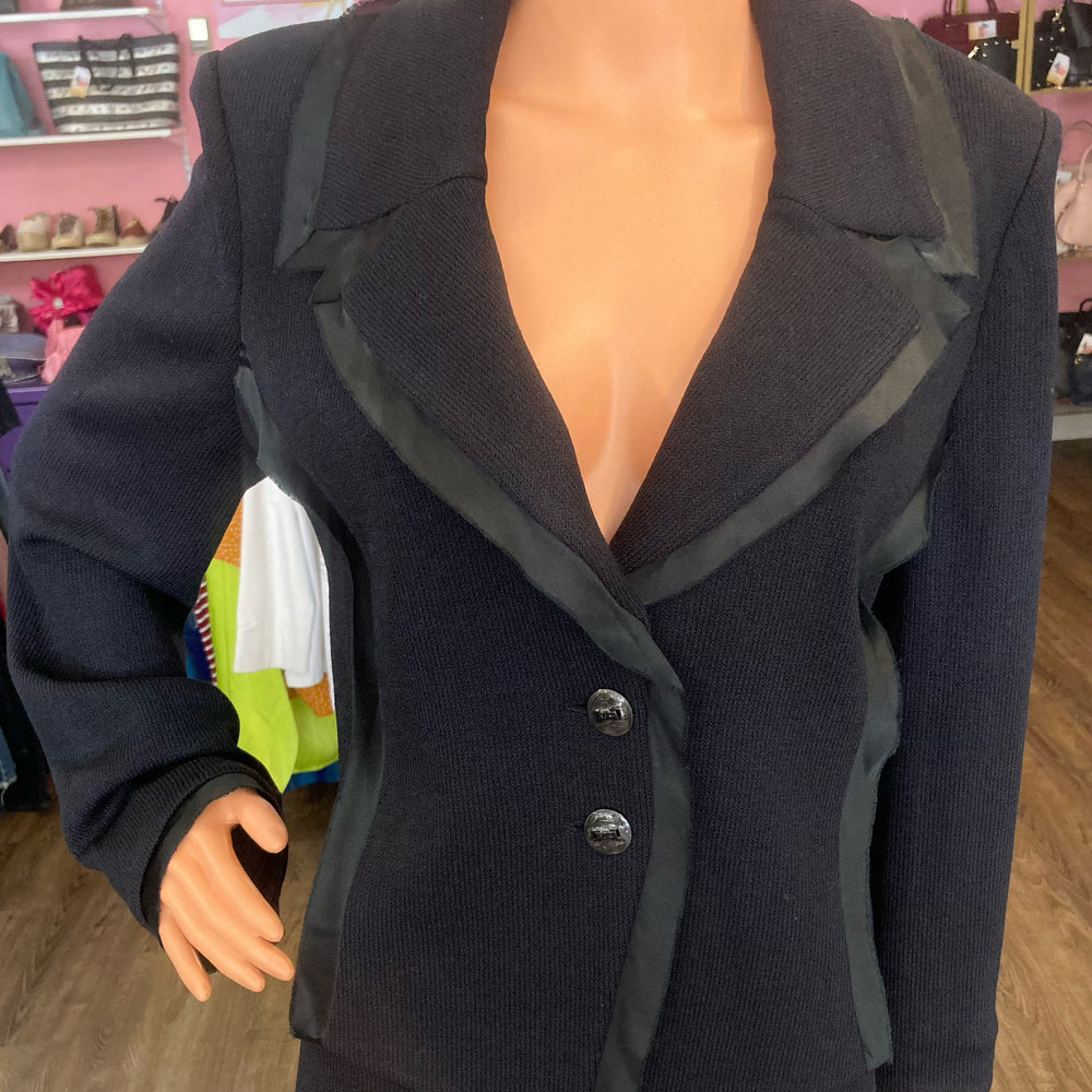 
                      
                        St. John Black 2 Piece Suit Size:8/10
                      
                    