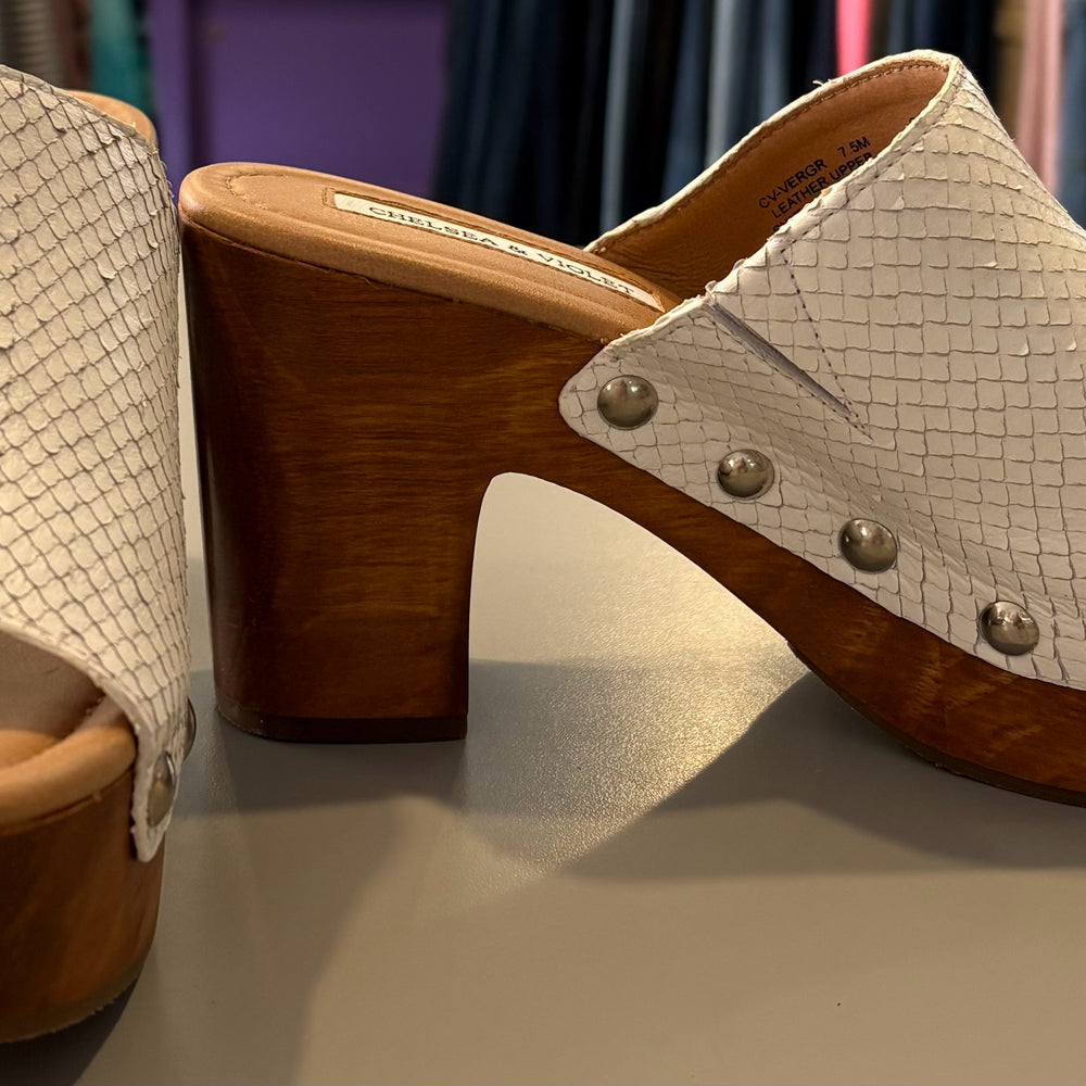 
                      
                        NEW Chelsea & Violet White Snake Leather Mule Heels 7.5M
                      
                    