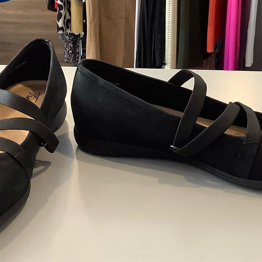 Trotters Black Della Flats Size