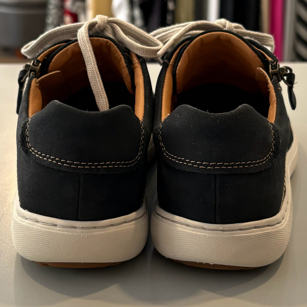 
                      
                        Clarks Nalle Lace Navy Nubuck Sneakers Size: 7.5M
                      
                    