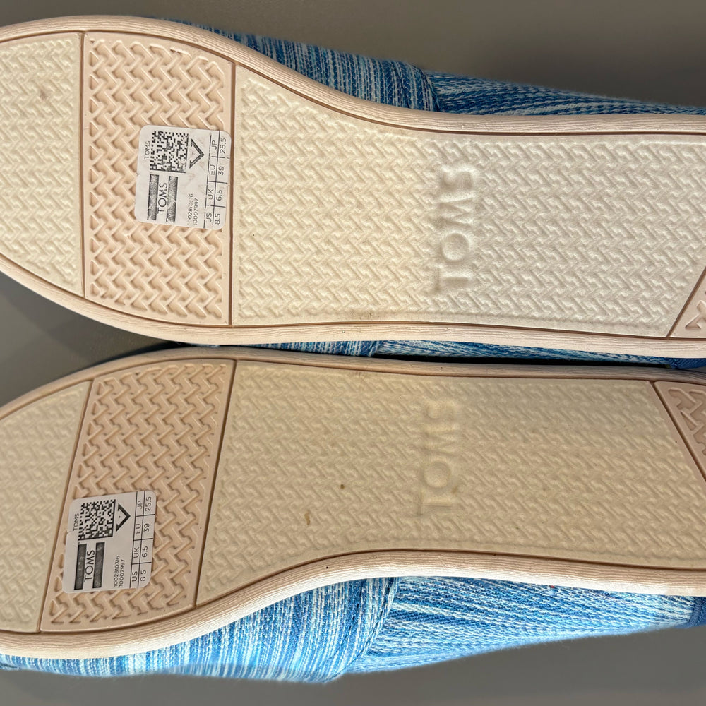 
                      
                        8.5W Toms Slip-On Shoes
                      
                    