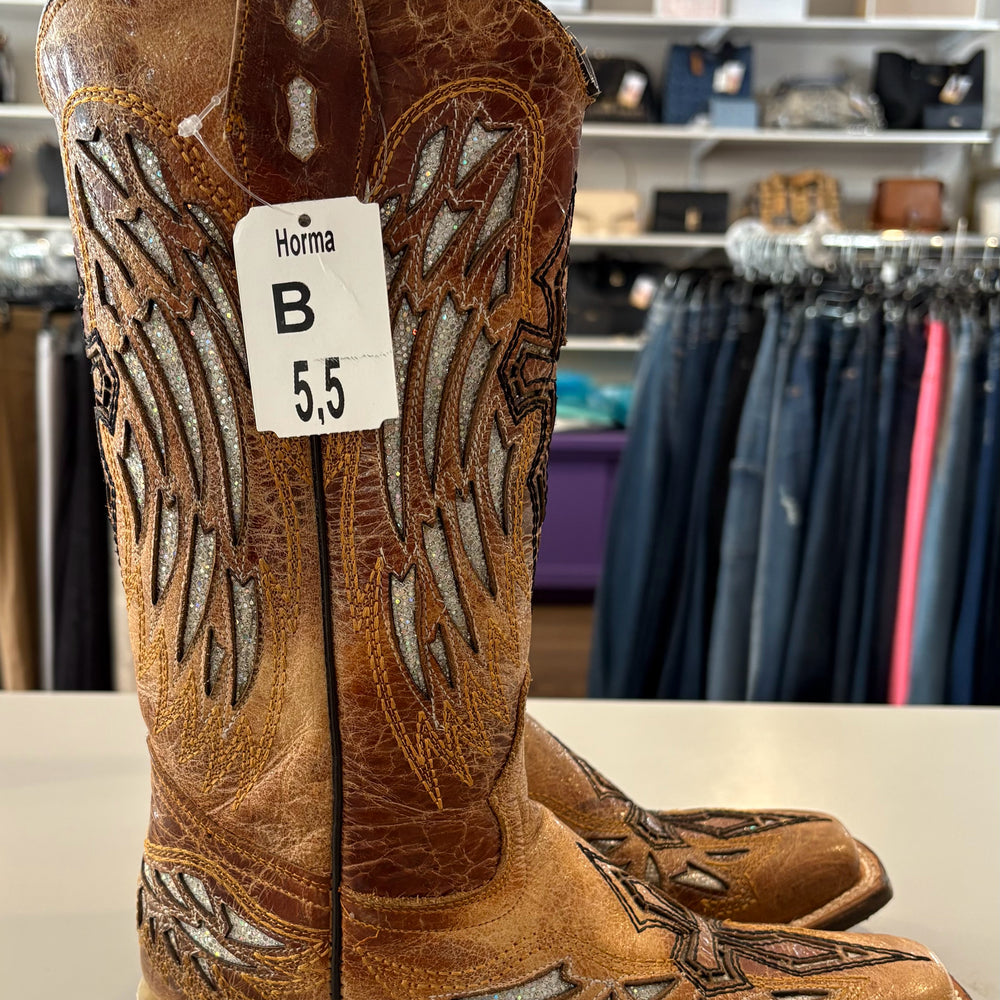
                      
                        NWT Cowtown Women's Leather Cross & Wings Toe Boots with Glitter Size:5.5B
                      
                    