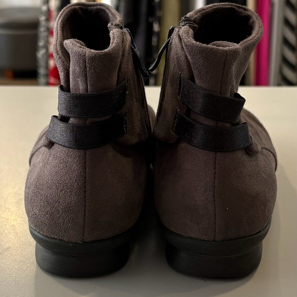 
                      
                        Bussola Cloud Suede Boots in Microtec Charcoal Size: 39
                      
                    