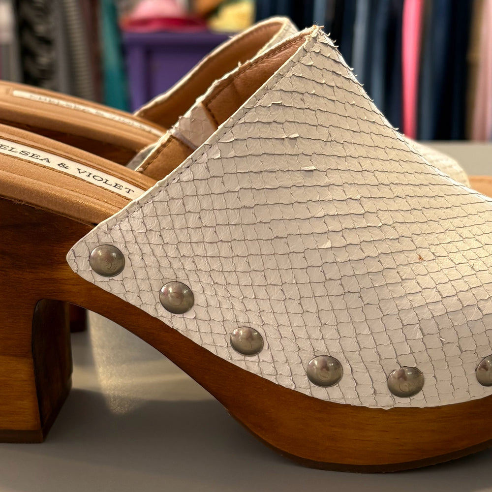 
                      
                        NEW Chelsea & Violet White Snake Leather Mule Heels 7.5M
                      
                    