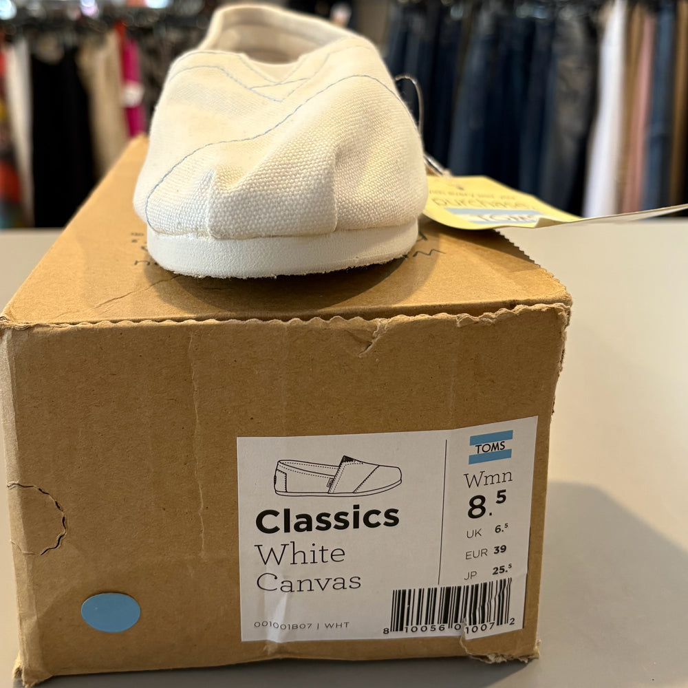 8.5W Toms Slip-On Shoes