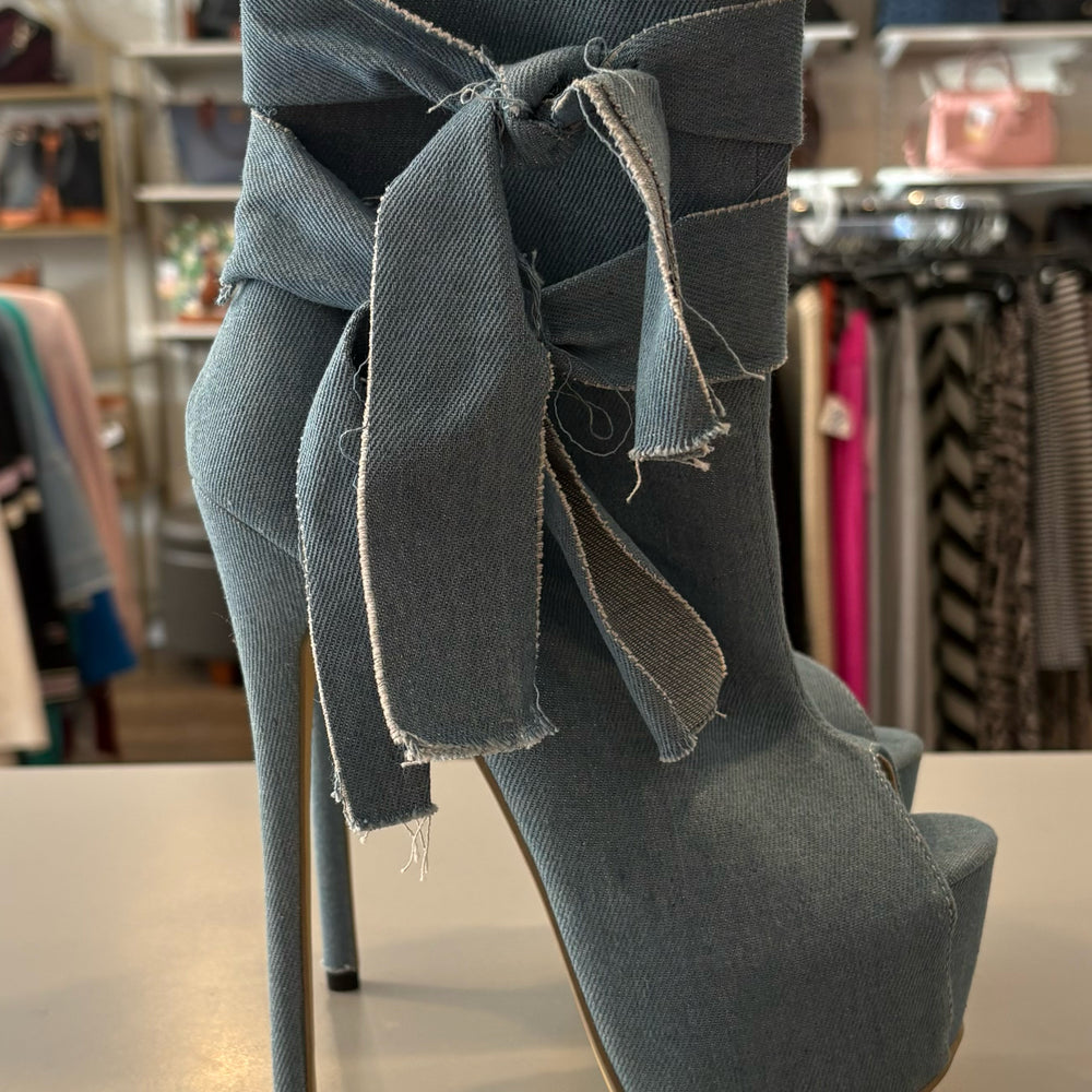 
                      
                        Light Wash Distressed Jean Platform Heels Size:39
                      
                    
