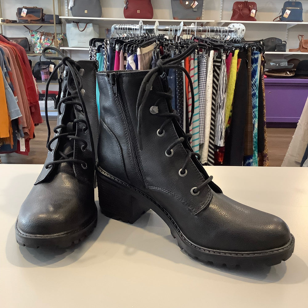 
                      
                        9.5 M Zodiac Boots
                      
                    