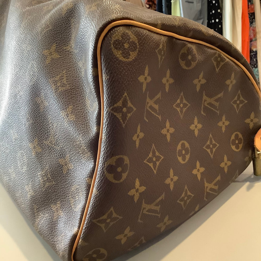 
                      
                        Louis Vuitton Speedy 35
                      
                    