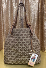 Load image into Gallery viewer, Michael Kors Signature Tote